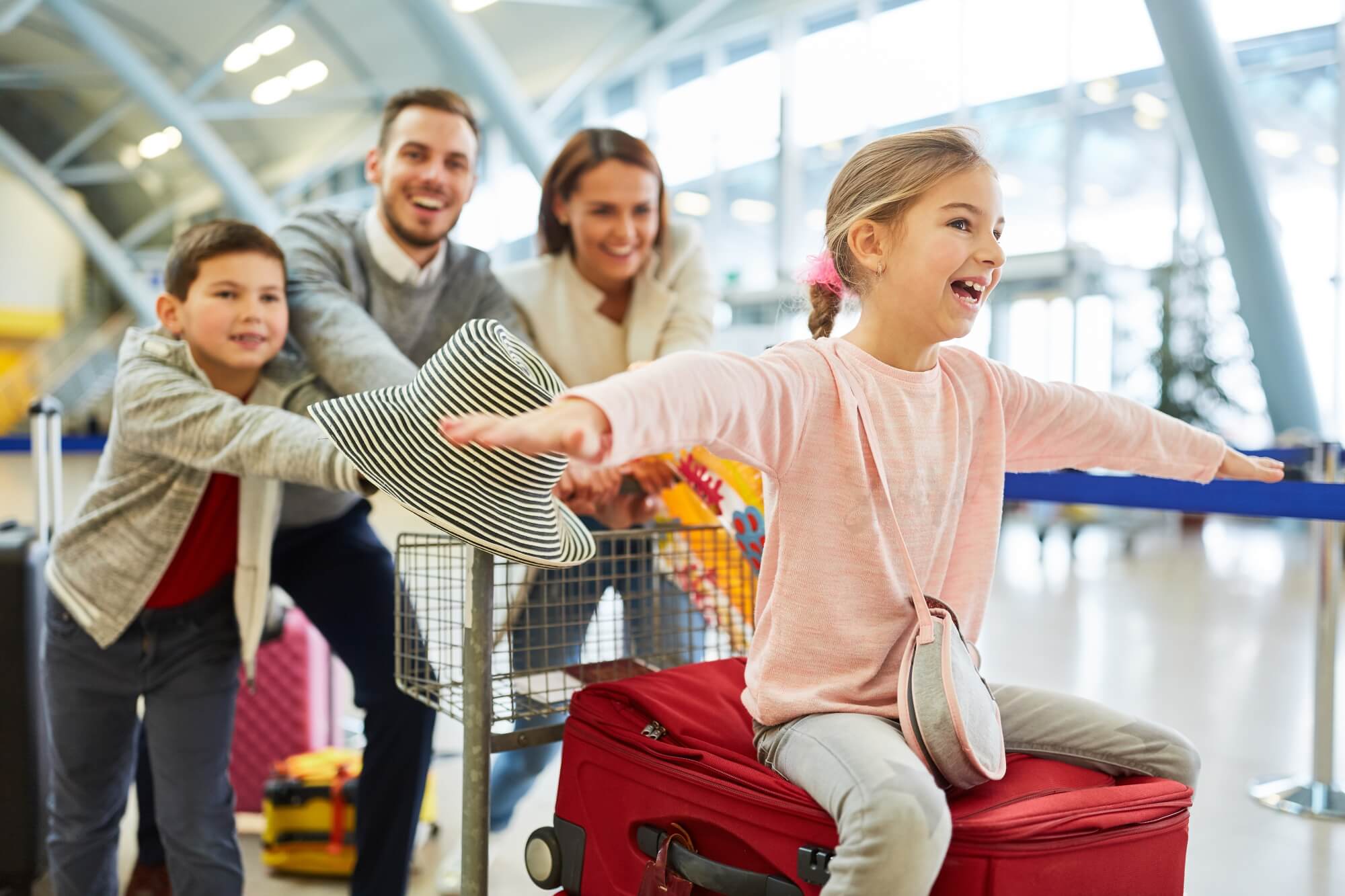 dreamstime_xxl_138097452 image of a family going on vacation